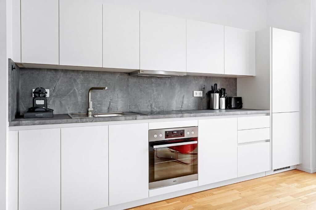 Suite Deluxe, balcón, vistas a la ciudad | Cocina privada | Frigorífico, microondas en la zona común, horno y placa de cocina