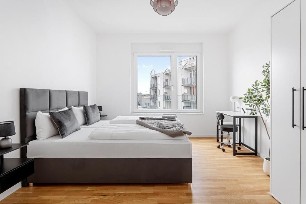 Suíte luxo, sacada, vista para a cidade | Cofres nos quartos, escrivaninha, espaço de trabalho para notebook