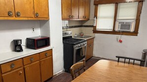 Unclassified image, 3 of 12, button - Entire 1-bedroom house, quiet street, extra bed in living room, sleeps 3-4 (Perth Amboy)