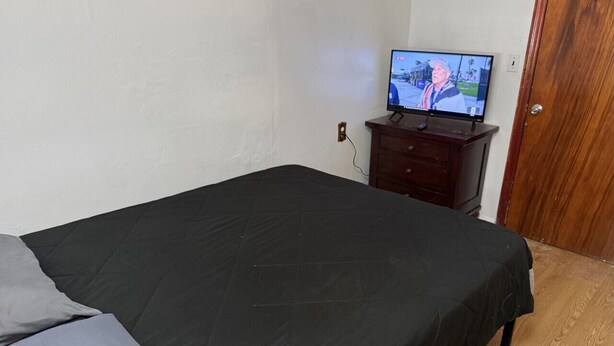 Unclassified image, 1 of 12, button - Entire 1-bedroom house, quiet street, extra bed in living room, sleeps 3-4 (Perth Amboy)