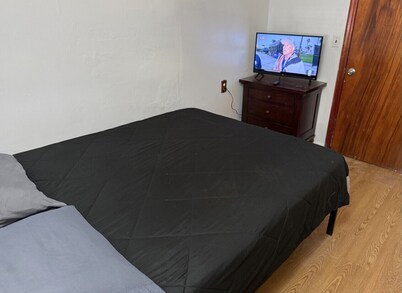 Entire 1-bedroom house, quiet street, extra bed in living room, sleeps 3-4
