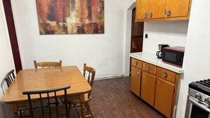 Unclassified image, 4 of 12, button - Entire 1-bedroom house, quiet street, extra bed in living room, sleeps 3-4 (Perth Amboy)