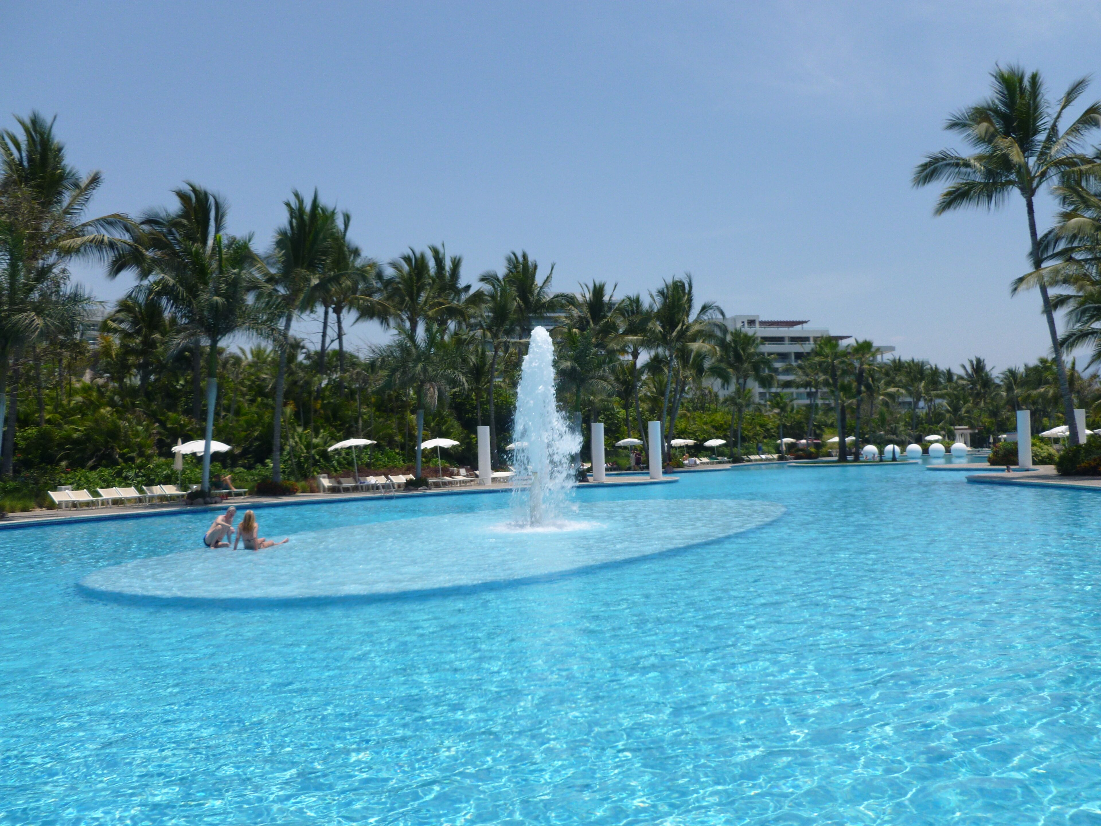 15 outdoor pools, free cabanas, pool umbrellas