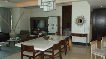 Deluxe Condo, Ocean View | Dining