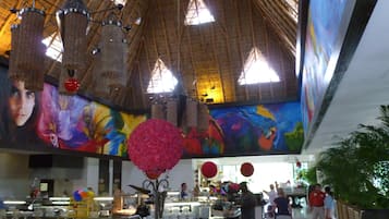 Bữa sáng buffet hàng ngày với phụ phí nhỏ