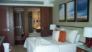 Condo luxo, vista para o oceano | Cofres nos quartos, cortinas blackout, ferros/tábuas de passar roupa