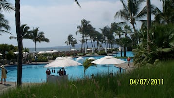 8 outdoor pools, free pool cabanas