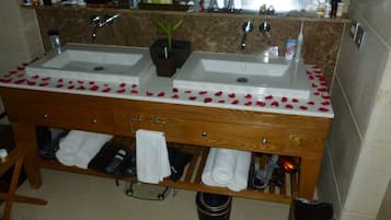 Deluxe Condo, Ocean View | Bathroom | Free toiletries, slippers, towels, soap