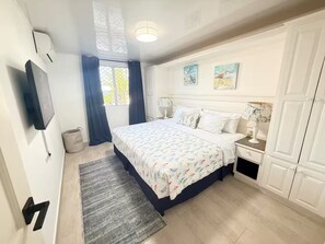Tabla de planchar con plancha, wifi, ropa de cama