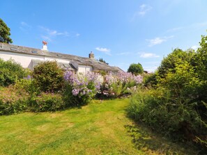 Ein Haus mit einem Gartenweg, der zum Eingang führt.