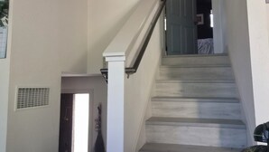 Uma escada com corrimão que dá acesso a um andar superior.