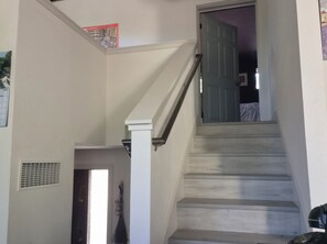 Eine Treppe mit Handlauf, die zu einer oberen Etage führt.