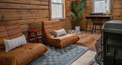 Little Pines Upstate: Cozy 1-bedroom Cabin in Saratoga Springs, NY