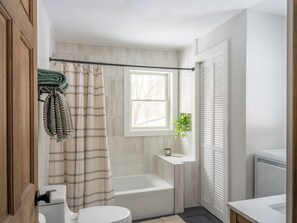 Bathroom - Little Pines Upstate: Cozy 1-bedroom Cabin in Saratoga Springs, NY (Saratoga Springs)