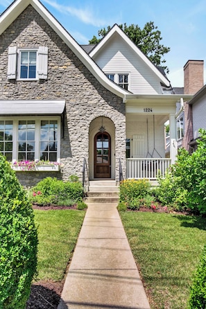 Exterior - Luxury 4,000 Sq Ft Home - Walk to DT Franklin (Franklin)