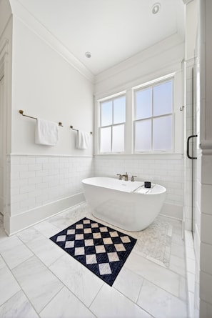 Shower, hair dryer, towels, soap - Luxury 4,000 Sq Ft Home - Walk to DT Franklin (Franklin)