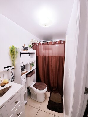 Een haardroger, handdoeken, zeep, shampoo