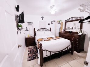 1 slaapkamer, een strijkplank/strijkijzer, gratis wifi, beddengoed