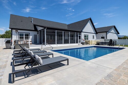 Velare at Oakmere Grove | Luxury Golf & Mountain View Shenandoah Retreat