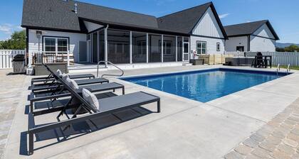 Velare at Oakmere Grove | Luxury Golf & Mountain View Shenandoah Retreat