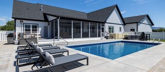Velare at Oakmere Grove | Luxury Golf & Mountain View Shenandoah Retreat