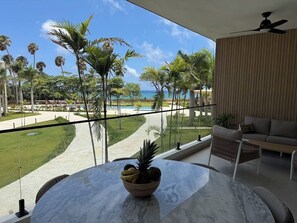 Outdoor dining - The Surfin Turtle | Luxury Oceanfront Condo at the WAVE in Encuentro (Cabarete)