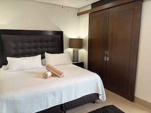 2 Schlafzimmer, Zimmersafe, Schreibtisch, Bügeleisen/Bügelbrett