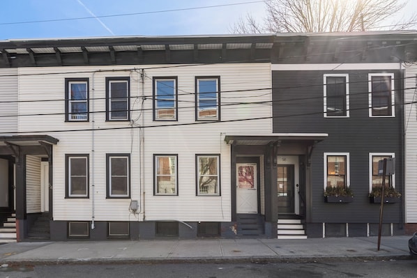 Exterior - Kendall Sq Gem Perfect for MIT, MGH & Business Travelers Private 2BR Home (Cambridge)