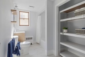 Bathroom - Kendall Sq Gem Perfect for MIT, MGH & Business Travelers Private 2BR Home (Cambridge)