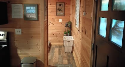 The Owl's Nest! Cozy cabin with two queen size beds in charming Kimbolton