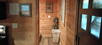 The Owl's Nest! Cozy cabin with two queen size beds in charming Kimbolton
