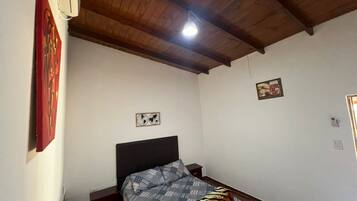 Quarto conforto, varanda | Wi-Fi de cortesia
