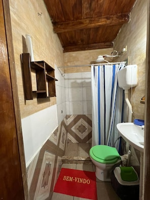Habitación estándar, patio | Baño | Ducha, jabón y papel higiénico