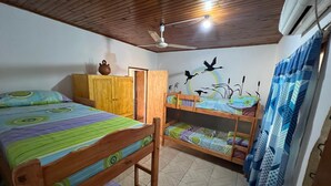 A room with bunk beds, a ceiling fan, and a wall mural. - Lost & Found Iguazú Hostel (Puerto Iguazu)