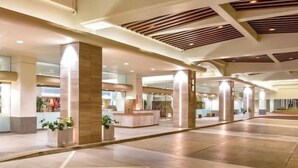 Un'ampia hall con soffitti alti, ampie colonne e un design moderno.