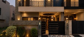 3-bedroom Luxury Home I 4 ACs I Home Office I Family Stay