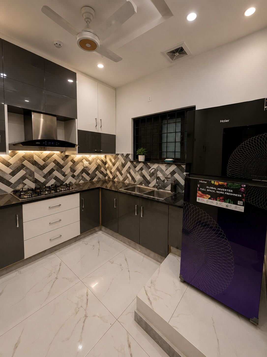 Frigorífico, microondas, placa de cocina y utensilios de cocina