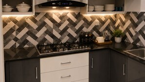 Geladeira, micro-ondas, cooktop, talheres/pratos/utensílios de cozinha
