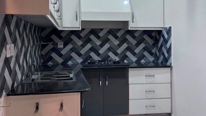 Geladeira, micro-ondas, cooktop, talheres/pratos/utensílios de cozinha