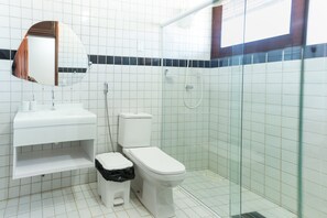 Shower, bidet, towels, soap - Beachfront Studio with Pool Caponga (Caponga)