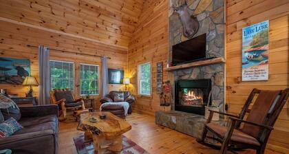 Big Log Home/HOT TUB/pet/canoe/beach/fireplace