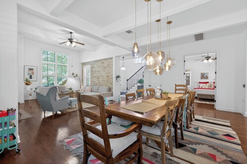 Hot Tub Retreat | Sleeps 12 | 10 mins to Dowtown