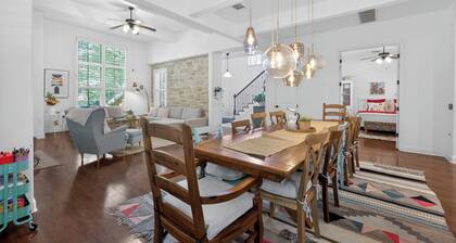 Hot Tub Retreat | Sleeps 12 | 10 mins to Dowtown