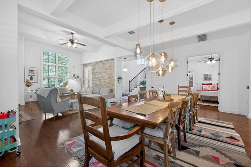 Hot Tub Retreat | Sleeps 12 | 10 mins to Dowtown