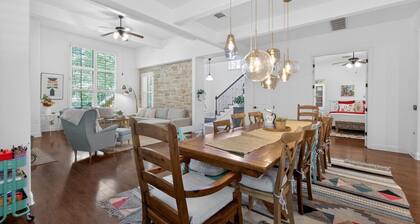 Hot Tub Retreat | Sleeps 12 | 10 mins to Dowtown