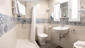 Shower, handuk, sabun, dan sampo