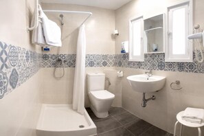 Douche, serviettes fournies, savon, shampoing