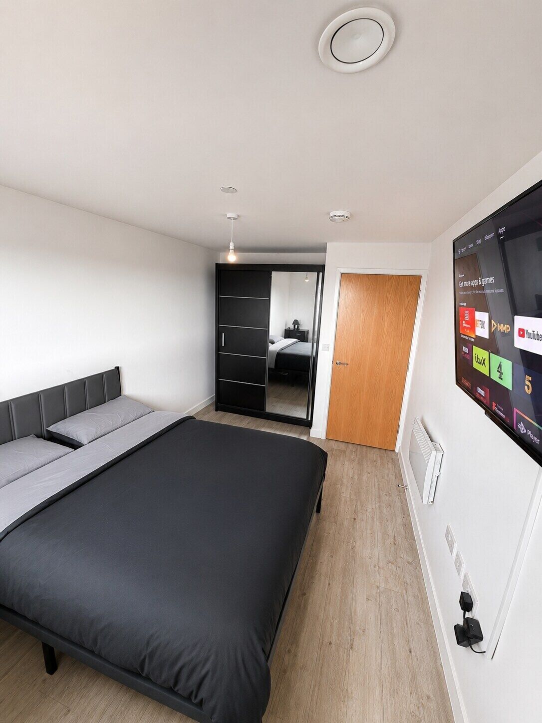 2 bedrooms, iron/ironing board, WiFi