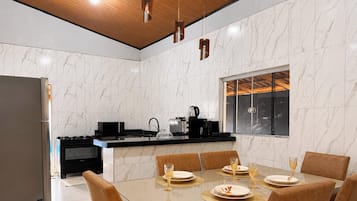 Basic Chalet | Dining