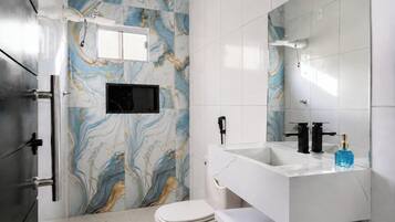 Basic Chalet | Bathroom